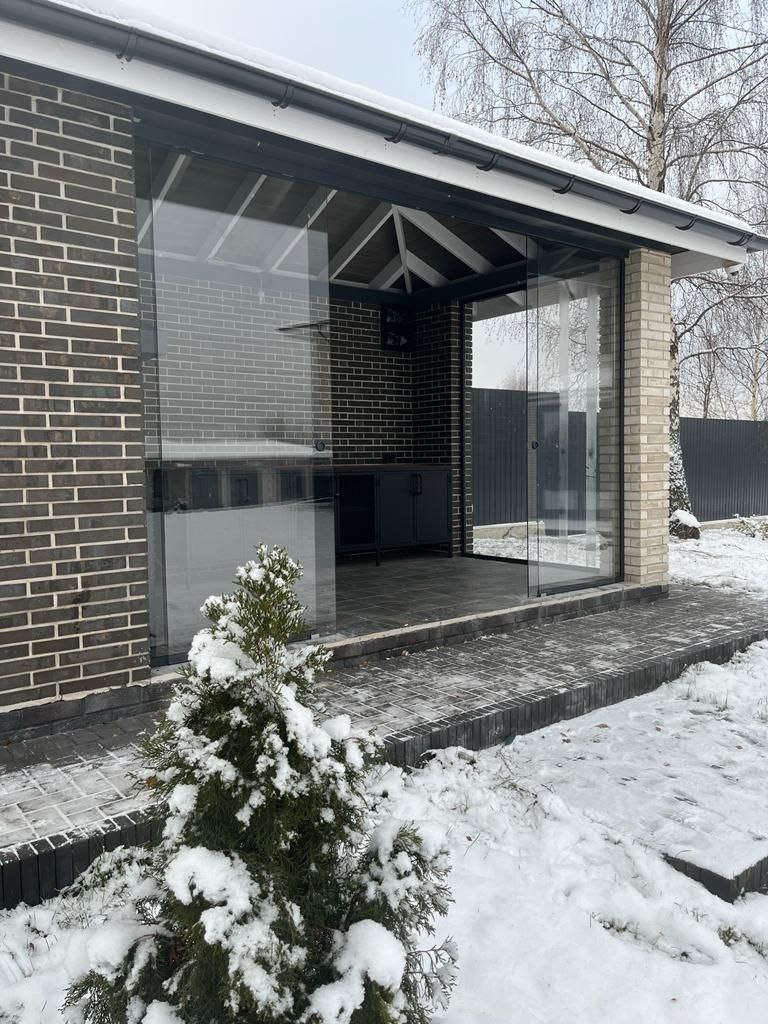 Стационарное безрамное остекление